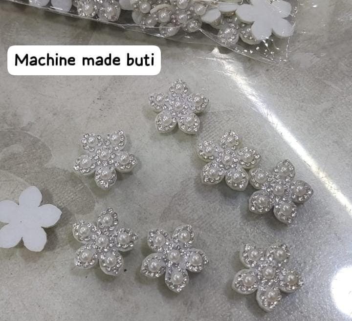 a9505b02-808b-47af-9c56-267f391ed447 Rhinestone and pearl flower patches